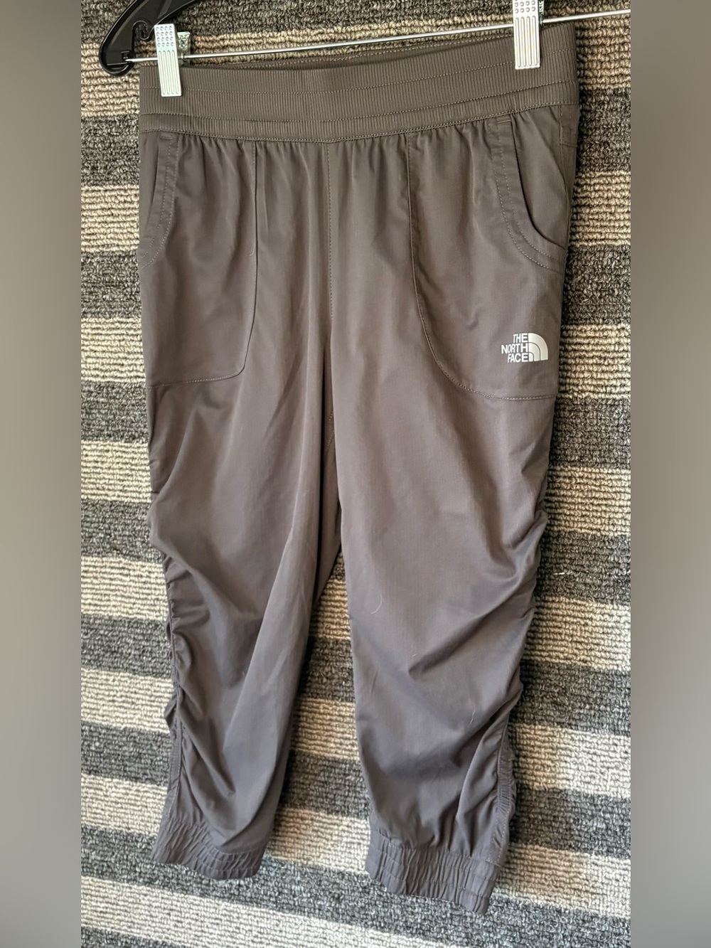 The North Face Girls Grey Aphrodite Capri Pants Medium 10-12 EUC